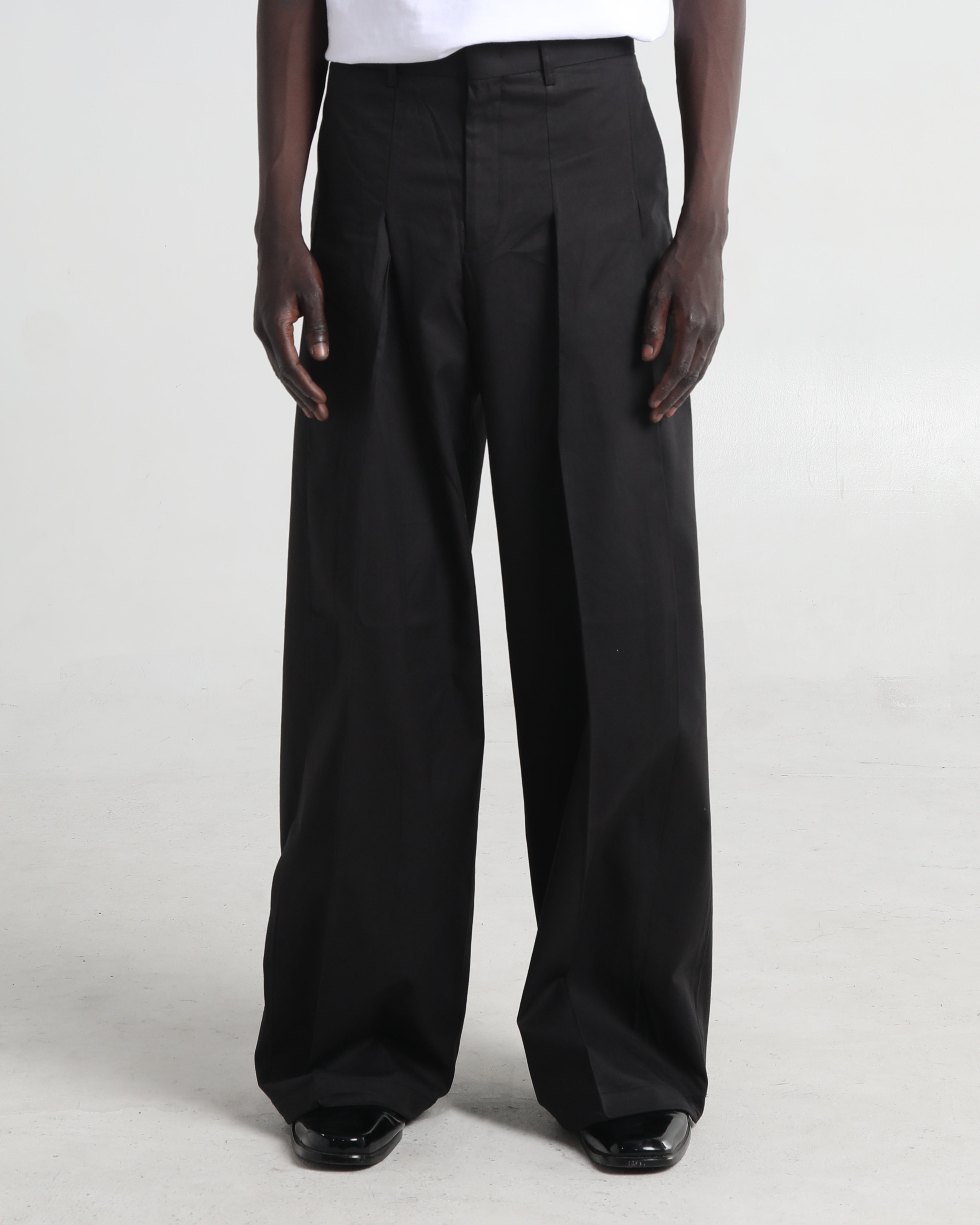 30 / Black